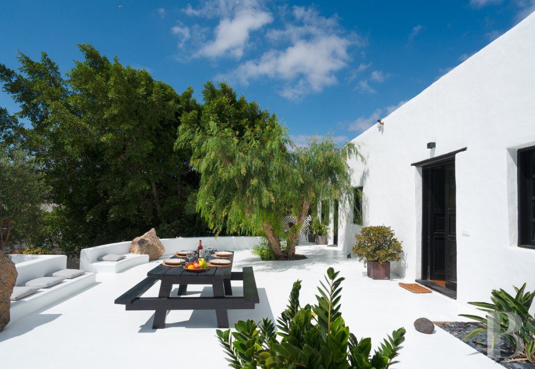 An old finca renovated in a contemporary style on the island of Lanzarote, in the Canary Islands - photo  n°19